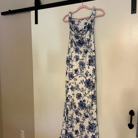 Club L London Blue and White Floral One-Shoulder Maxi Dress - Picture 3 of 5
